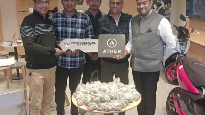 ather electric scooter man buys 450 series and payments in 10 rs coins only post viral on social media 