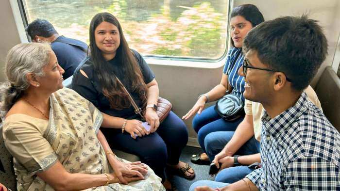 Finance Minister Sitharaman reached Kalyan traveling by Mumbai local interacted with passengers during the journey