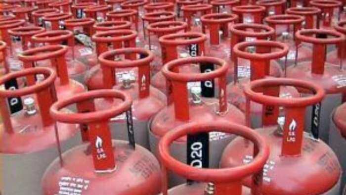 lpg cylinder price commercial lpg price decreased by 30.50 rupees check here latest price 