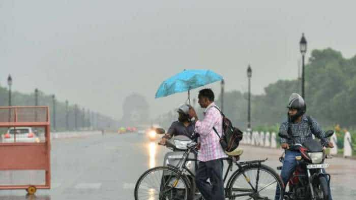 Delhi Rain flight service affected Delhi witnesses sudden change in weather light intensity rain in some parts