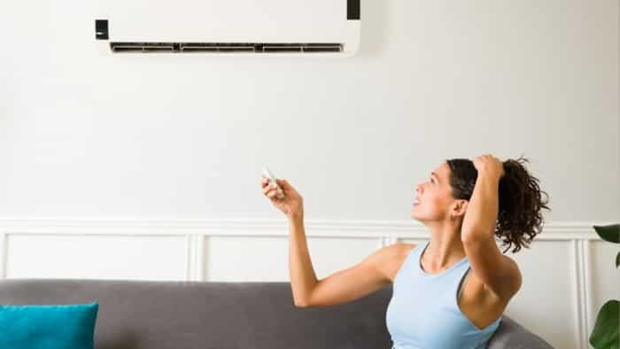 How to stop a fan blowing hot air Should I turn off the AC? know various reasons to get rid of