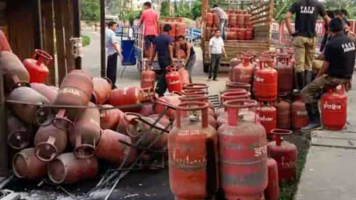 1 जून की सुबह-सुबह मिली बड़ी खुशखबरी, सस्‍ते हो गए LPG सिलेंडर, फटाफट चेक करें नए रेट्स