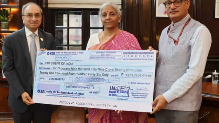 Dividend Income SBI and Bank of Maharashtra gave 7816 crore cheque to Nirmala Sitharaman