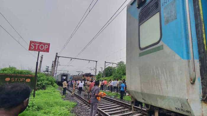 Manmad Mumbai Panchvati Express halts due to Coach Uncoupling railway swifts into action