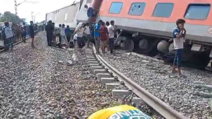 Gonda Train Accident Major train accident in Gonda UP Chandigarh Express derailed