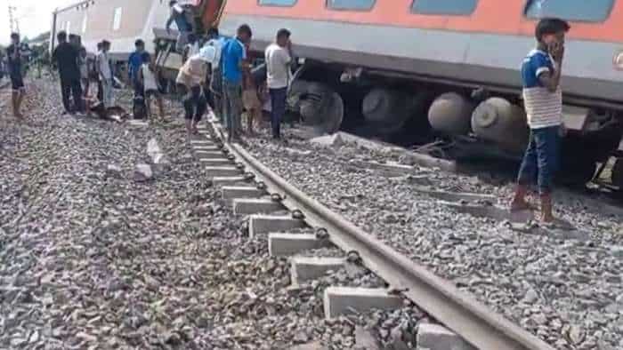 Gonda Train Accident or conspiracy in Gonda UP Chandigarh Dibrugarh Express derailed know what loco pilot said after accident