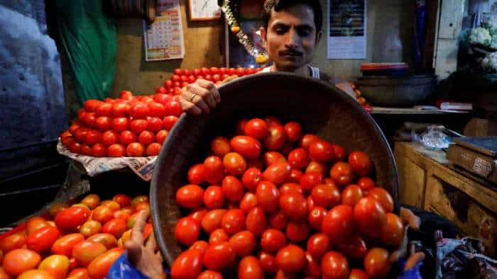 Tomatoes Prices reaches Rs 100 per kg in mother dairy and safal at Delhi