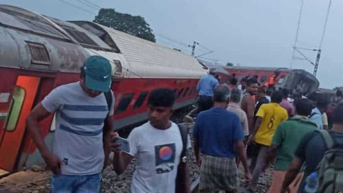 Train accident in Jharkhand Mumbai howrah mail derailed passengers injured railway released helpline numbers