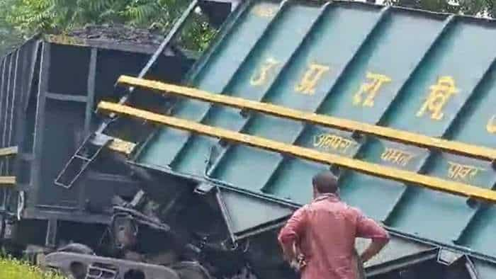 Train Accident Goods Train Derailed at UP Sonbhadra six passengers jumps from train after fire rumor