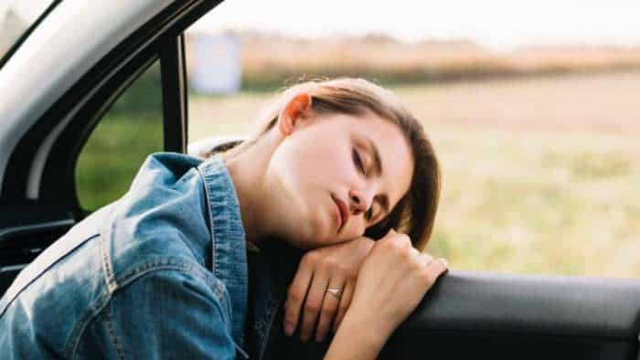 Interesting Facts Why do we feel sleepy while travelling Most people dont know the reason