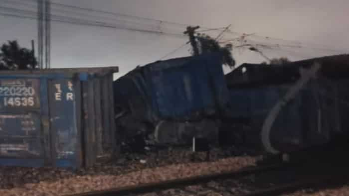 Bihar Train Accident Four coaches of mechanical rake derailed route of more than 10 trains changed