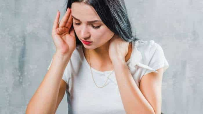 What causes migraine problem know symptoms and prevention from expert in hindi