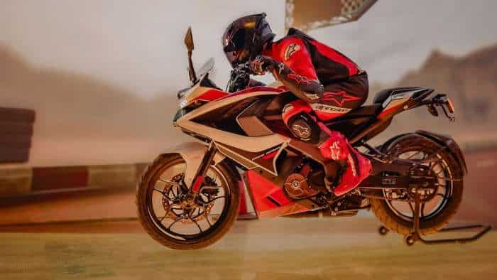 New bajaj Pulsar RS200 2025 Model Launches check price and features