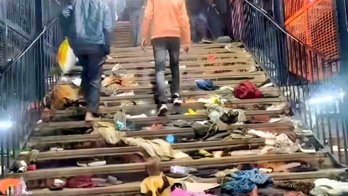New Delhi Railway Station Stampede: a vendor and Coolie explains how this accident happened