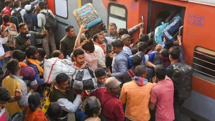 रेलवे ने X से नई दिल्ली रेलवे स्टेशन पर भगदड़ की तस्वीरें को हटाने को कहा, जानें क्यों लिया ये कदम New Delhi Railway Station stampede case Railway Ministry asks X to remove outrageous videos pics says Sources