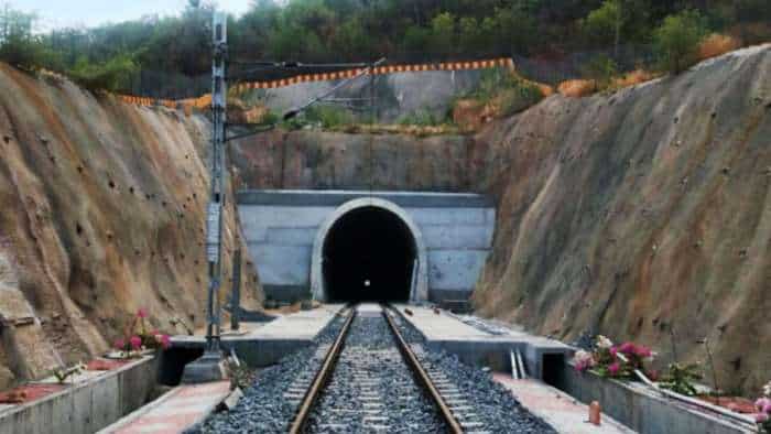 नवरत्न Railway PSU पर बड़ी खबर, 554,64,00,00 रुपये का मिला प्रोजेक्ट, फोकस में रहेगा शेयर Navratna Railway PSU RVNL emerges as the Lowest Bidder for NHAI project worth rs 554640000