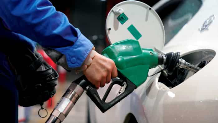 12 मार्च की सुबह क्या हैं पेट्रोल और डीजल के दाम, जानें आपके शहर का हाल petrol diesel price today 12 March 2025 in delhi mumbai kolkata chennai and other cities