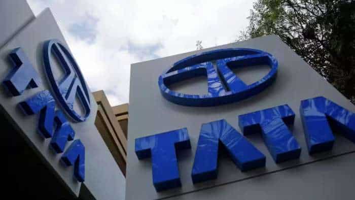 Tata Motors पर फिर आया बुलिश टारगेट, 3% उछला Stock; पैसा लगाया है तो जरूर हो जाएं अपडेट tata motors share price jumps 3 percent as after CFO remarks CLSA gives 34 percent upside target