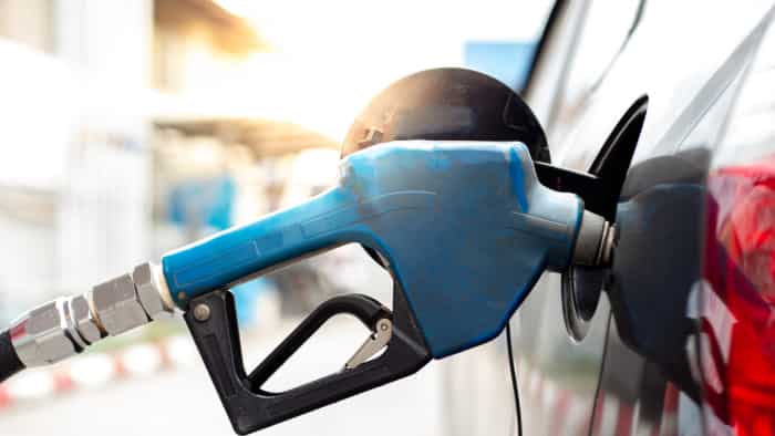 एक लीटर के लिए कितना खाली करनी होगी जेब? OMCs ने अपडेट कर दी ताजा लिस्ट petrol diesel price today 18 March 2025 in delhi mumbai kolkata chennai and other cities