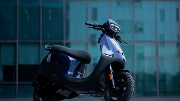  शुरू हो गई Ola Electric की मोस्ट अवेटेड स्कूटर की डिलिवरी, 320 KM की है रेंज 