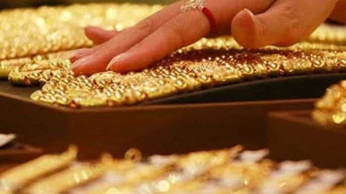 Gold Price: सोने में आ गई भारी गिरावट, सीधे 1,050 रुपये सस्ता हुआ 24 कैरेट गोल्ड; चेक करें नया रेट Gold price today gold falls below 91000 rs in delhi silver gains check latest rates