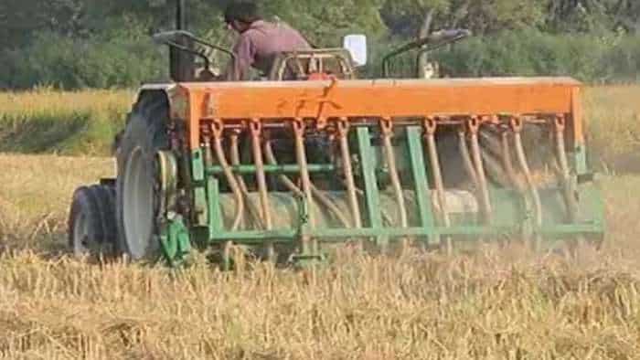 पराली निपटाने से लेकर फसल बोने तक का करती है ये मशीन, इसकी खरीद पर किसानों को ₹1 लाख 5 हजार दे रही सरकार sarkari yojana mp government giving rs 105000 subsidy to farmers on puchase of happy seeder machine