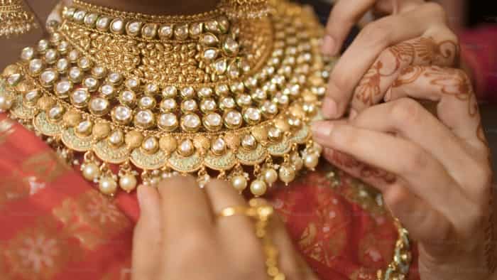 Gold Price Today: फिर रिकॉर्ड ऊंचाई पर पहुंचा सोना! 10 ग्राम गोल्ड की क्या है कीमत, यहां देखें gold rate today check 24 carat 22 carat gold price latest rate here