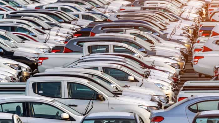 FY25 में कार की थोक बिक्री 43 लाख यूनिट्स के पार; SUVs पर पैसा लूटा रहे लोग SIAM report on wholesales automobile crossed 43 lakh units