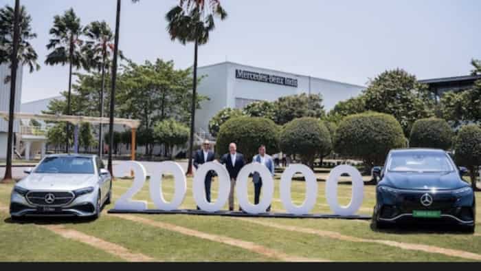 Mercedes-Benz ने रोलआउट की 200000वीं कार; जानें 1995 से शुरू हुआ सफर कैसा रहा? Mercedes benz rolls out 200000th unit manufactured made in india big achievement