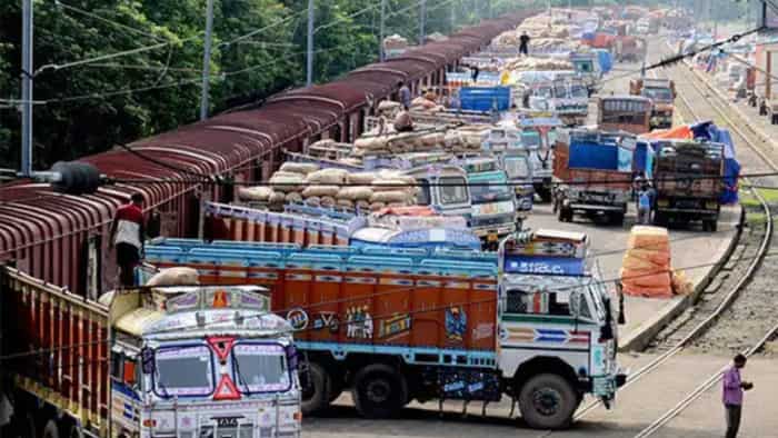 FY26 में कैसा रहेगा कमर्शियल व्हीकल्स का आउटलुक? Crisil रिपोर्ट में आया सेल्स का अनुमान commercial vehicles outlook sales will cross 10 lakh units in fy26 says crisil report