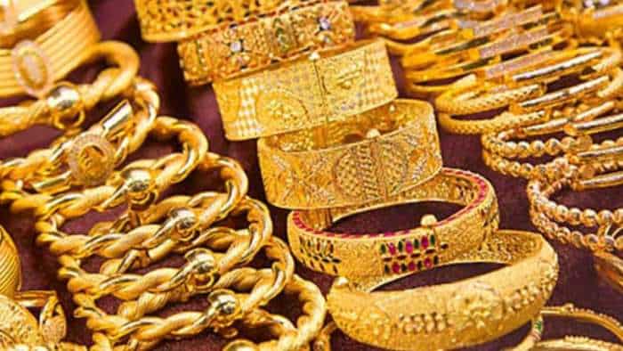 Gold Price in Delhi: राजधानी में ₹98,100 के नए शिखर पर सोना; गोल्ड खरीदने वाले हैं तो पढ़ लें अपडेट Gold price in delhi hits new record high at 98100 rs per gram silver jumps 1900 rs gold outlook
