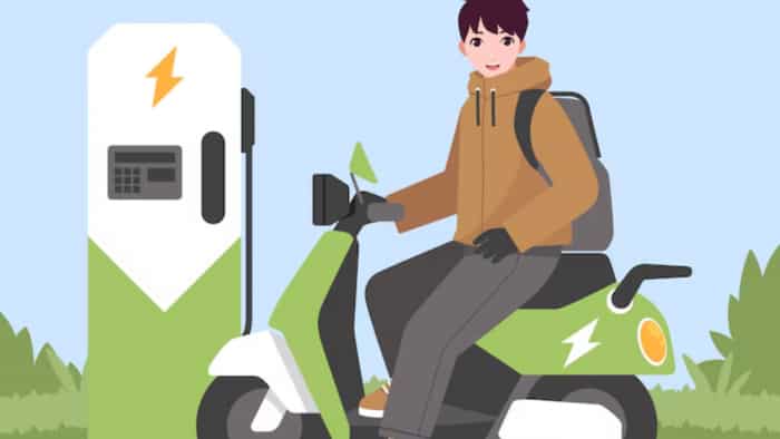 इलेक्ट्रिक स्कूटर और बाइक सेगमेंट में इस साल बढ़ेगा कंपिटिशन; वॉल्यूम में भी होगा इजाफा, जानें कैसे? electric two wheeler industry competition in fy26 volume increase crisil report