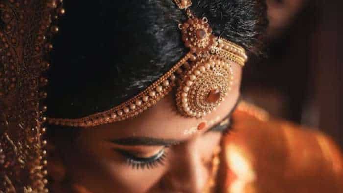 Gold Price News: भारत में सोना बना लखटकिया, बस ये 4 वजहें जान गए तो समझ जाएंगे क्यों आई रैली Gold Price news yellow metal touches 1 lakh rs per 10 gram here are 4 reasons behind price rally