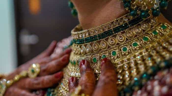 Gold Outlook: कब सस्ता होगा सोना? 1 लाख सोने की खरीदारी के बीच क्या कह रहे हैं एक्सपर्ट्स gold outlook gold price above 1 lakh rs price surge to hit demand in short term say experts