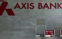  Axis Bank ने करीब 100 सीनियर अधिकारियों को दिया अर्ली रिटायरमेंट! थमाई गई पिंक स्लिप, जानें क्या है मामला 