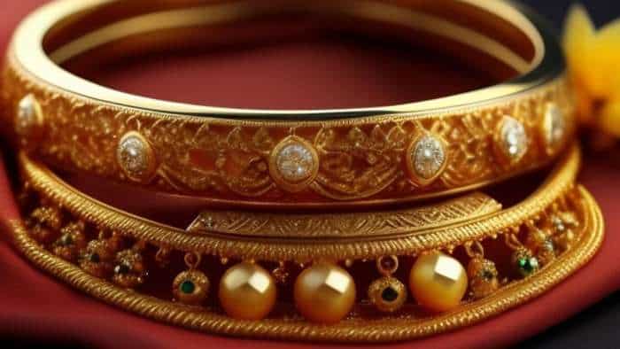 Gold Price Today: दौड़-दौड़कर थक गया सोना! ₹1 लाख से सस्ते में खरीदना चाहते हैं तो ये है मौका Gold price today yellow metal trades in red silver down check 22kt 24kt gold latest price