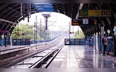  दिल्ली मेट्रो के आने से पहले पता चल जाता है कौन सा डिब्बा है खाली! रोज ट्रेन से चलने वालों को भी नहीं जानते ये ट्रिक 
