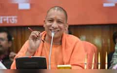  UP Loan: योगी सरकार दे रही युवाओं को बिना गारंटी 5 लाख का लोन, नहीं ले रही कोई ब्याज, जानें कैसे और किसे मिलेगा 