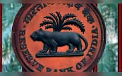  RBI New KYC Rules: बंद पड़े Bank Account को चालू कराना हुआ आसान, बैंक तक जाना भी नहीं होगा जरूरी 