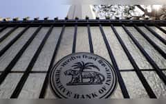  RBI ने दिग्गज प्राइवेट बैंक पर लगाया जुर्माना, आपका है अकाउंट तो क्या पड़ सकता है कोई असर? 