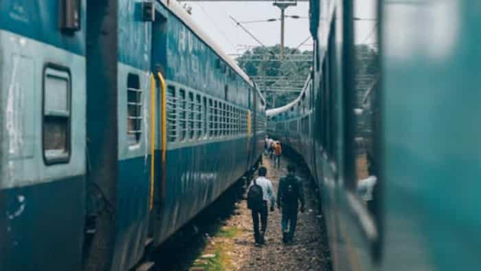  Business Idea: रेलवे के साथ एक बार शुरू कर दें ये काम, घर बैठे हर महीने होगा मोटी कमाई का इंतजाम 