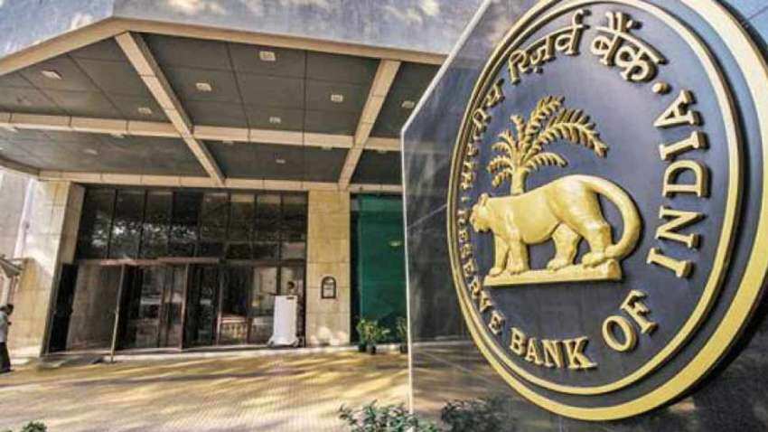 रुपये में गिरावट के चलते RBI रेपो दर में कर सकता है 0.25% का इजाफा