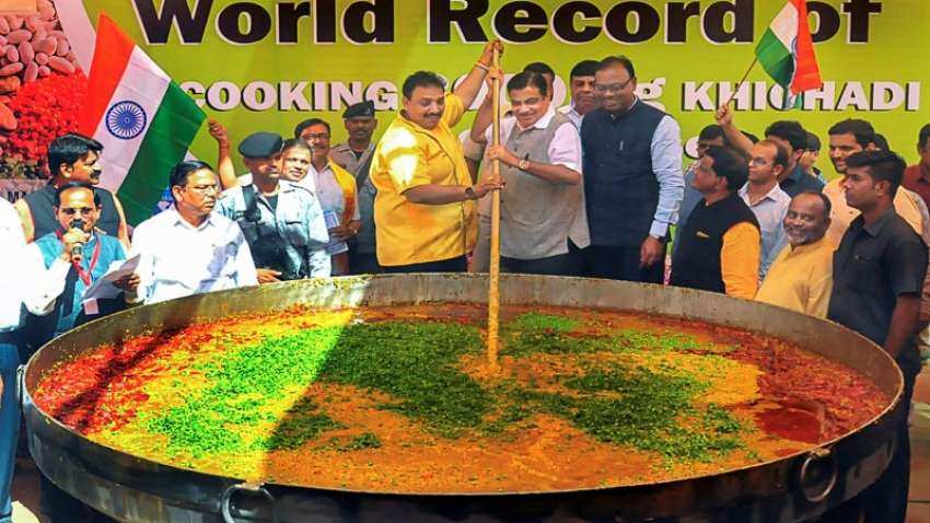 नागपुर : 700 किलो की कड़ाही में पकी 3,000 किलो खिचड़ी, विष्णु मनोहर ने बनाया रिकॉर्ड