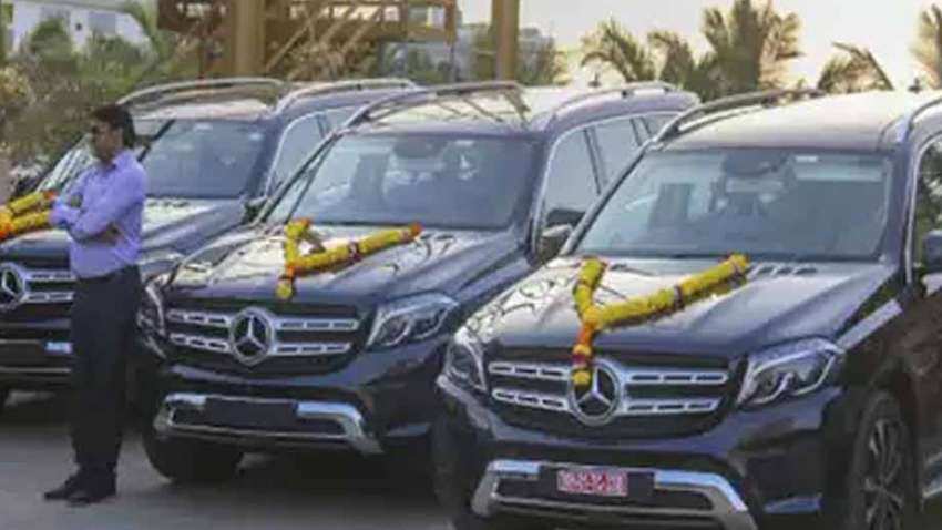 दिवाली से पहले इन कर्मचारियों को मर्सिडीज SUV गिफ्ट कर चुके हैं सावजी ढोलकिया