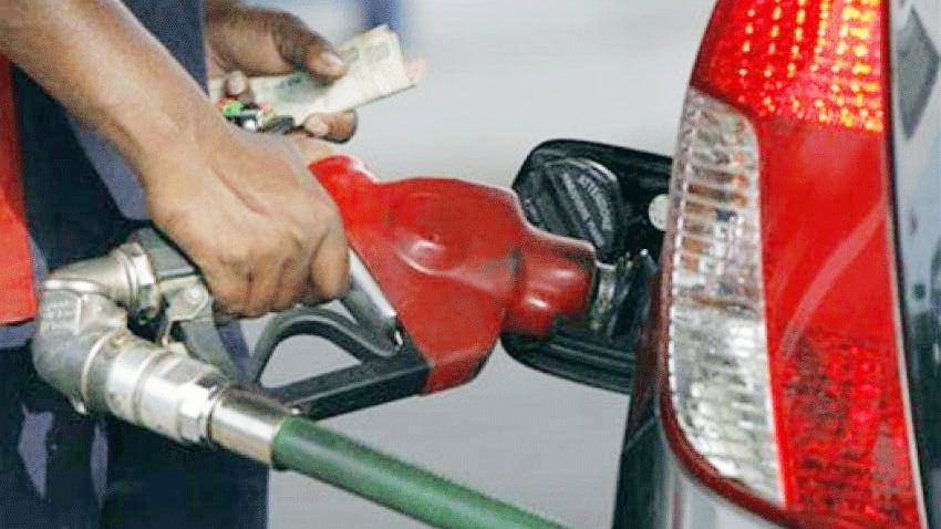 पेट्रोल-डीजल के दाम आज फिर घटे, 10 दिनों में पेट्रोल 2.38 रुपये हुआ सस्ता, जानें क्या है आज का भाव