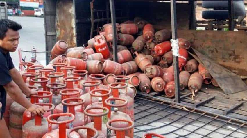 LPG रसोई गैस सिलेंडर आज से हो गया महंगा, अब खर्च करने होंगे इतने रुपए