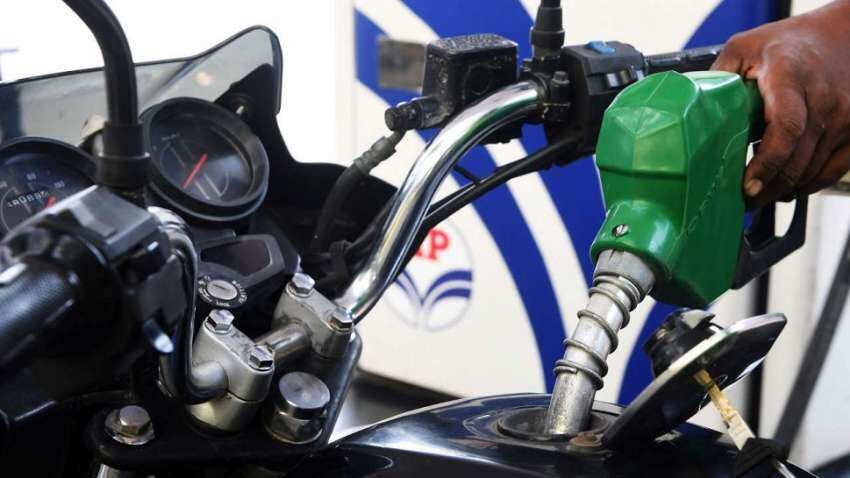 पेट्रोल व डीजल की कीमतों पर दबाव जारी, घट कर इस स्तर पर पहुंचे रेट 