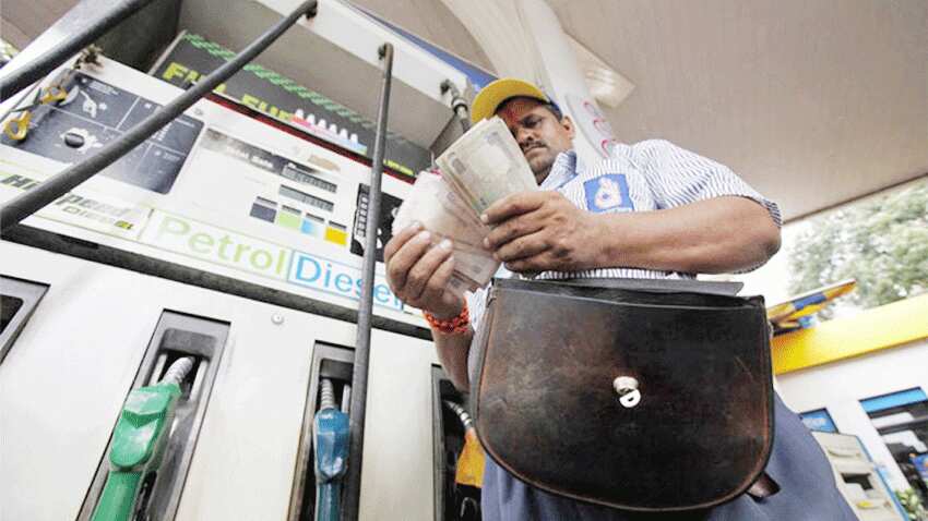 Petrol-Diesel के दाम आज और घटे, जानें कितना है दिल्ली में पेट्रोल का दाम