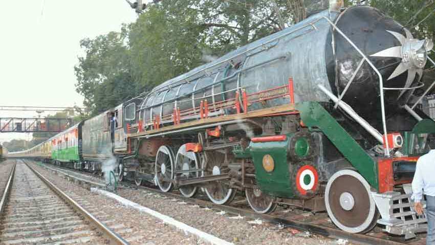 PICS: लग्जरी ट्रेन Palace on Wheels हुई रवाना, वापस लौटा स्टीम इंजन 'आजाद'