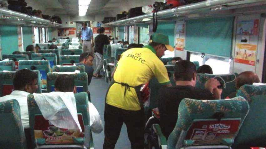 IRCTC का यात्रियों के लिए अलर्ट! ट्रेन में खाना मंगाते वक्त न करें ये गलती, पड़ सकता है भारी